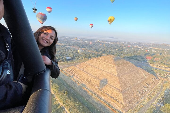 Vol en montgolfière au-dessus des pyramides de Teotihuacan au lever du soleil, Mexico, photo 10 | wizardtrip