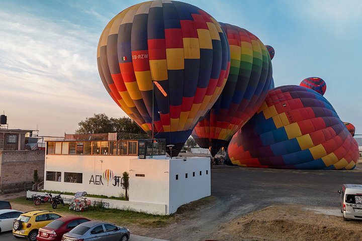 Vol en montgolfière au-dessus des pyramides de Teotihuacan au lever du soleil, Mexico, photo 14 | wizardtrip