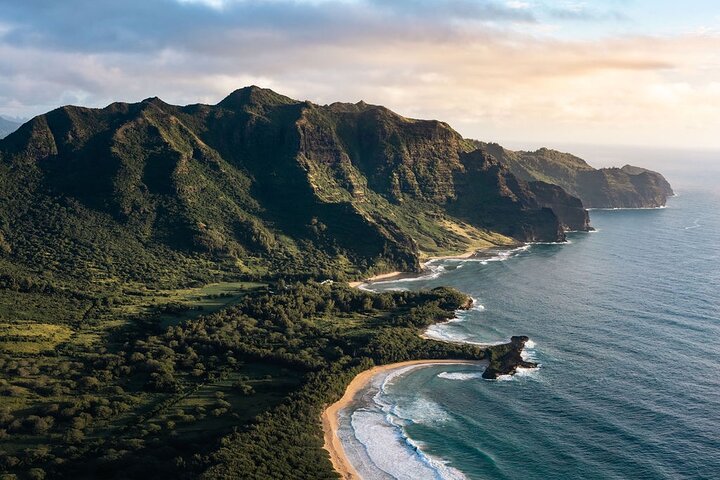 Helikoptereventyr uden døre over Kauais fantastiske naturlandskaber, inklusive vandfald og kystlinjer, foto 9 | wizardtrip