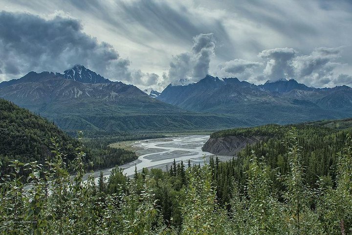 Guided day tour to Matanuska Glacier from Anchorage, featuring ice formations and mountain views, photo 6 | wizardtrip