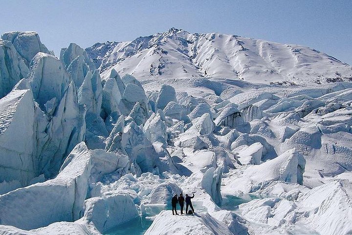 Guided day tour to Matanuska Glacier from Anchorage, featuring ice formations and mountain views, photo 7 | wizardtrip