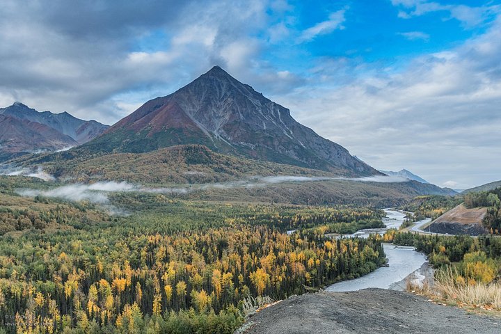 Guided day tour to Matanuska Glacier from Anchorage, featuring ice formations and mountain views, photo 9 | wizardtrip