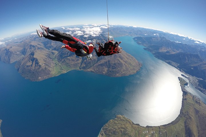 Tandemhoppare i fritt fall över Queenstowns fantastiska landskap, foto 8 | wizardtrip