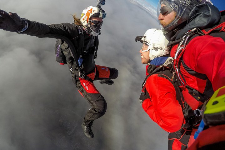 Tandemhoppare i fritt fall över Queenstowns fantastiska landskap, foto 14 | wizardtrip