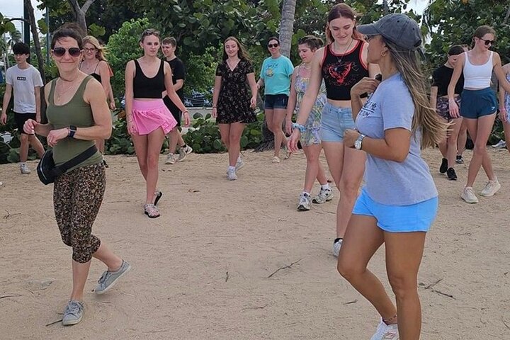 Clase de baile de salsa en la playa al atardecer en San Juan, Puerto Rico, foto 8 | wizardtrip