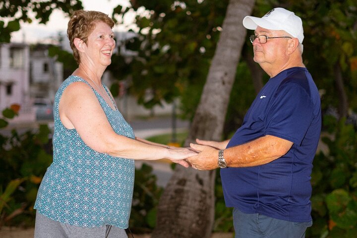 Clase de baile de salsa en la playa al atardecer en San Juan, Puerto Rico, foto 10 | wizardtrip
