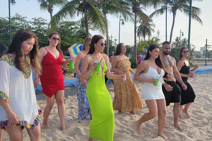 Clase de baile de salsa en la playa al atardecer en San Juan, Puerto Rico, foto 11 | wizardtrip