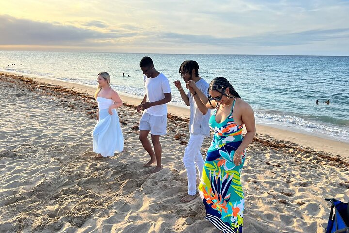 Clase de baile de salsa en la playa al atardecer en San Juan, Puerto Rico, foto 12 | wizardtrip