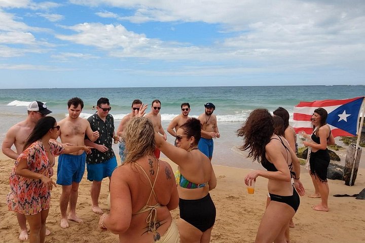 Clase de baile de salsa en la playa al atardecer en San Juan, Puerto Rico, foto 13 | wizardtrip
