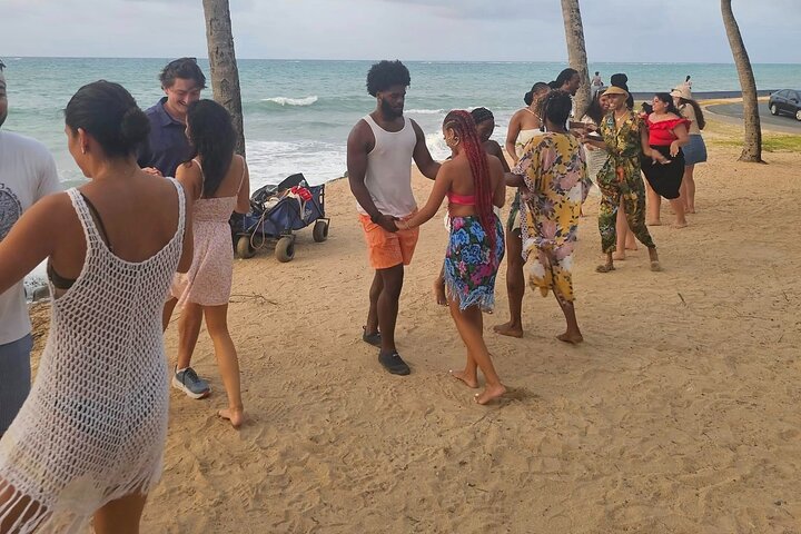 Clase de baile de salsa en la playa al atardecer en San Juan, Puerto Rico, foto 16 | wizardtrip