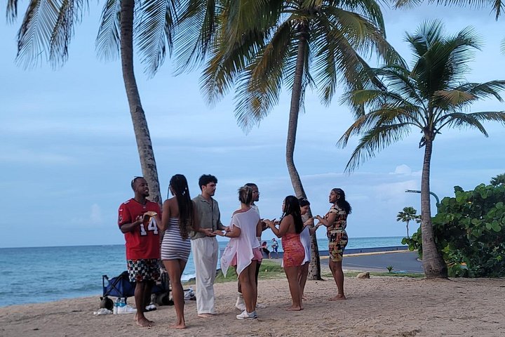 Clase de baile de salsa en la playa al atardecer en San Juan, Puerto Rico, foto 17 | wizardtrip