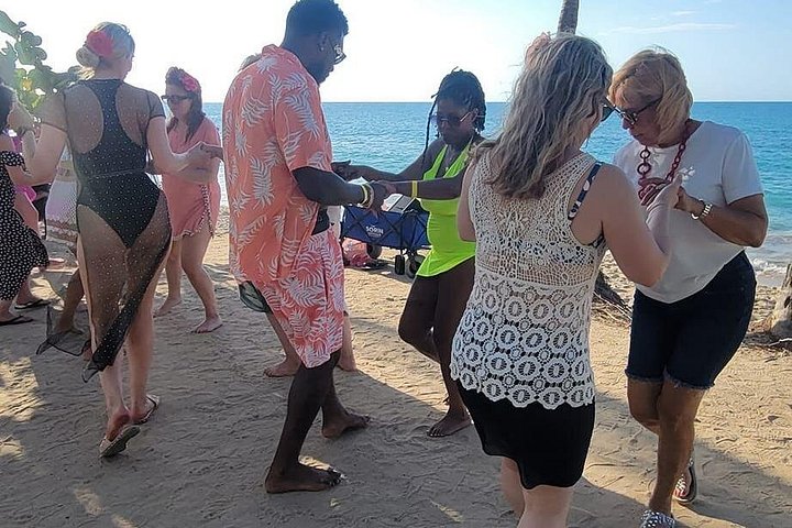 Clase de baile de salsa en la playa al atardecer en San Juan, Puerto Rico, foto 18 | wizardtrip