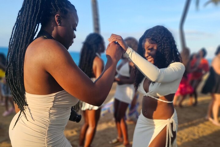 Clase de baile de salsa en la playa al atardecer en San Juan, Puerto Rico, foto 19 | wizardtrip