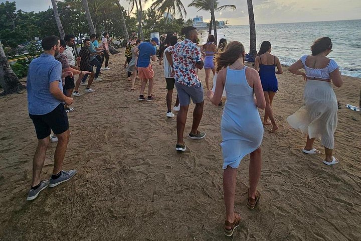 Clase de baile de salsa en la playa al atardecer en San Juan, Puerto Rico, foto 20 | wizardtrip