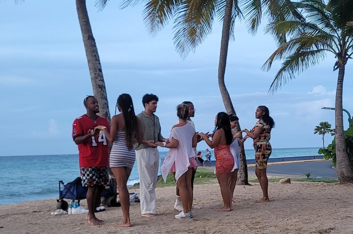 Clase de baile de salsa en la playa al atardecer en San Juan, Puerto Rico, foto 22 | wizardtrip