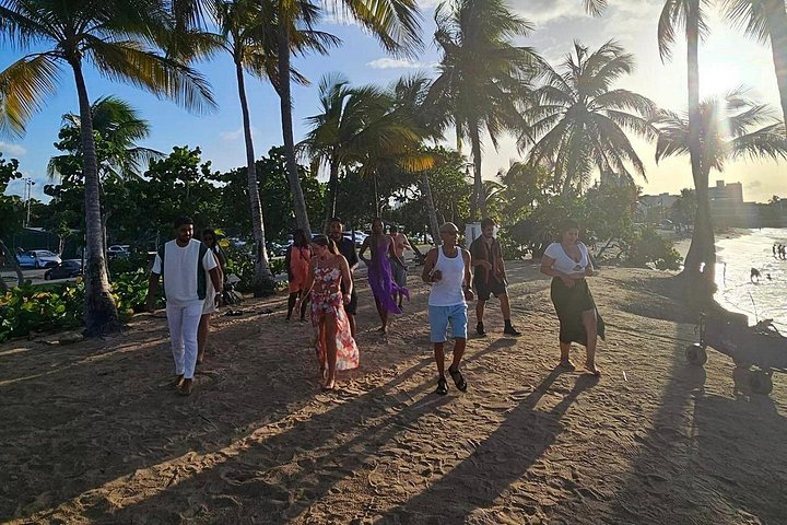 Clase de baile de salsa en la playa al atardecer en San Juan, Puerto Rico, foto 24 | wizardtrip