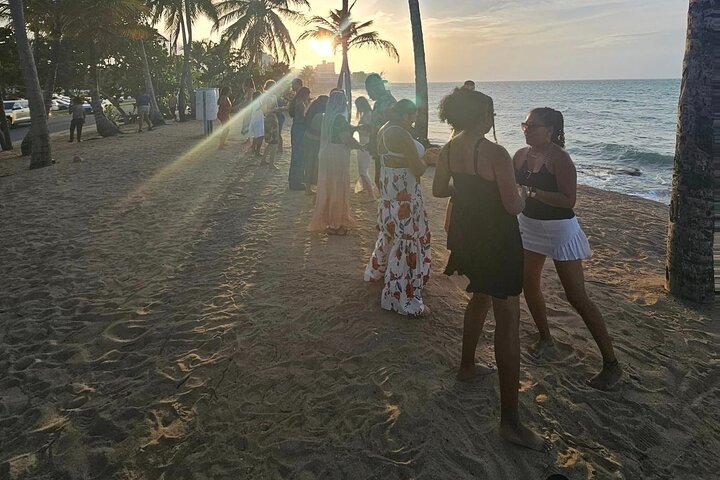 Clase de baile de salsa en la playa al atardecer en San Juan, Puerto Rico, foto 25 | wizardtrip