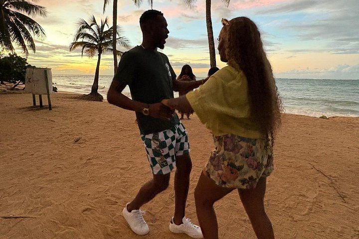 Clase de baile de salsa en la playa al atardecer en San Juan, Puerto Rico, foto 31 | wizardtrip