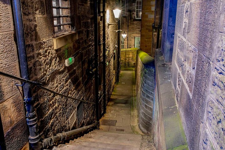 A guided ghost tour through Edinburgh's historic streets, exploring mysteries, legends, and murders, photo 6 | wizardtrip