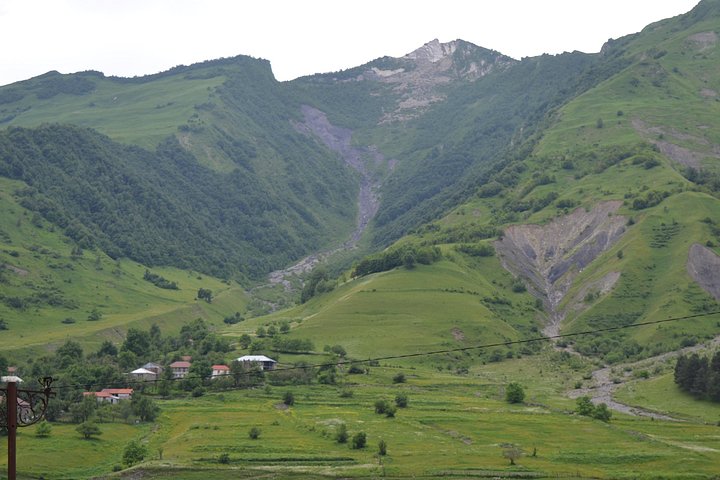 Tour panoramico della Strada Militare Georgiana con il Castello di Ananuri, Gudauri e la Chiesa della Trinità di Gergeti vicino al Monte Kazbegi, foto 17 | wizardtrip