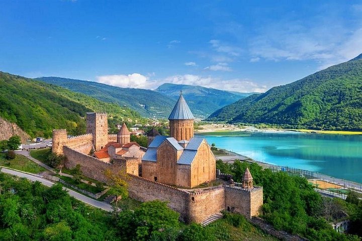 Tour panoramico della Strada Militare Georgiana con il Castello di Ananuri, Gudauri e la Chiesa della Trinità di Gergeti vicino al Monte Kazbegi, foto 36 | wizardtrip