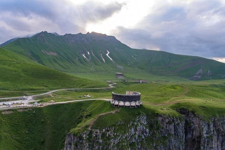 Tour panoramico della Strada Militare Georgiana con il Castello di Ananuri, Gudauri e la Chiesa della Trinità di Gergeti vicino al Monte Kazbegi, foto 43 | wizardtrip
