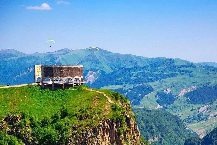 Tour panoramico della Strada Militare Georgiana con il Castello di Ananuri, Gudauri e la Chiesa della Trinità di Gergeti vicino al Monte Kazbegi, foto 45 | wizardtrip