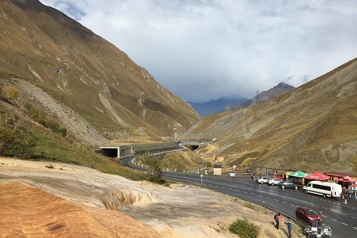 Tour panoramico della Strada Militare Georgiana con il Castello di Ananuri, Gudauri e la Chiesa della Trinità di Gergeti vicino al Monte Kazbegi, foto 47 | wizardtrip