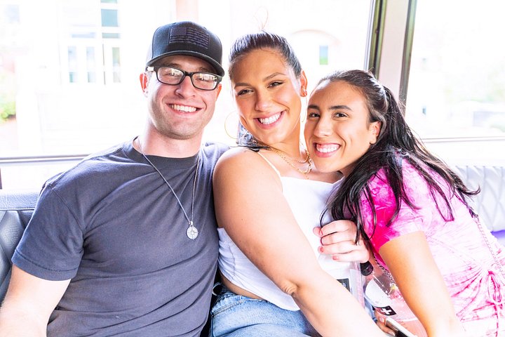 Nashville party bus tour with drag queen hosts and live performances, featuring downtown landmarks, photo 8 | wizardtrip