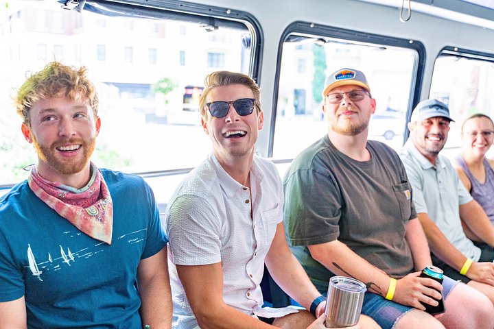 Nashville party bus tour with drag queen hosts and live performances, featuring downtown landmarks, photo 17 | wizardtrip
