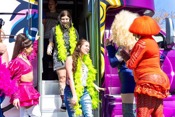 Nashville party bus tour with drag queen hosts and live performances, featuring downtown landmarks, photo 19 | wizardtrip
