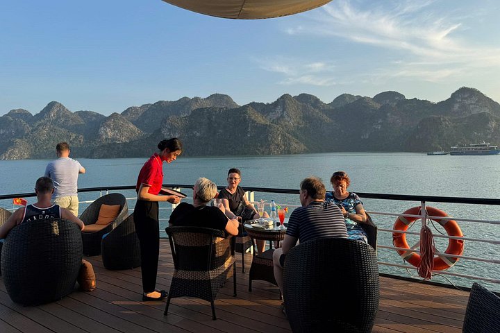 Luxe overnachtingscruise in Halong Bay en Lan Ha Bay, Vietnam, met activiteiten aan boord en schilderachtige uitzichten, foto 10 | wizardtrip