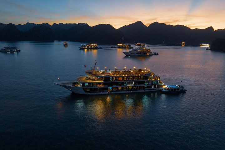 Luxe overnachtingscruise in Halong Bay en Lan Ha Bay, Vietnam, met activiteiten aan boord en schilderachtige uitzichten, foto 44 | wizardtrip