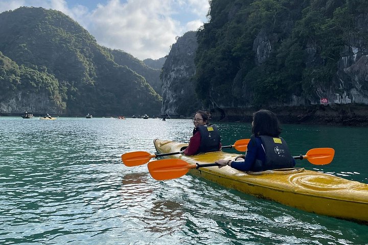 Luxe overnachtingscruise in Halong Bay en Lan Ha Bay, Vietnam, met activiteiten aan boord en schilderachtige uitzichten, foto 45 | wizardtrip