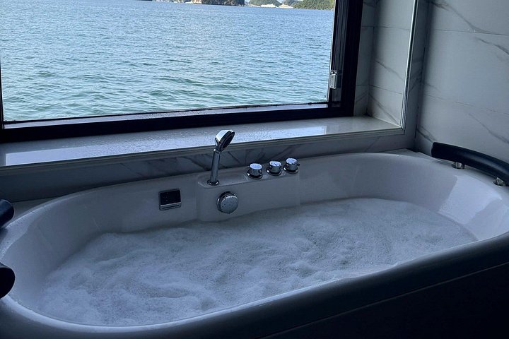 Luxe overnachtingscruise in Halong Bay en Lan Ha Bay, Vietnam, met activiteiten aan boord en schilderachtige uitzichten, foto 47 | wizardtrip