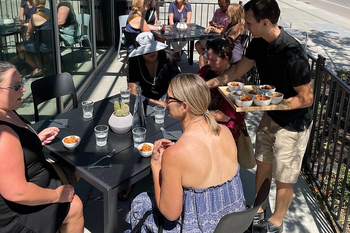Un tour gastronómico guiado a pie en Kelowna, Canadá, con cocina local y sitios culturales, foto 12 | wizardtrip