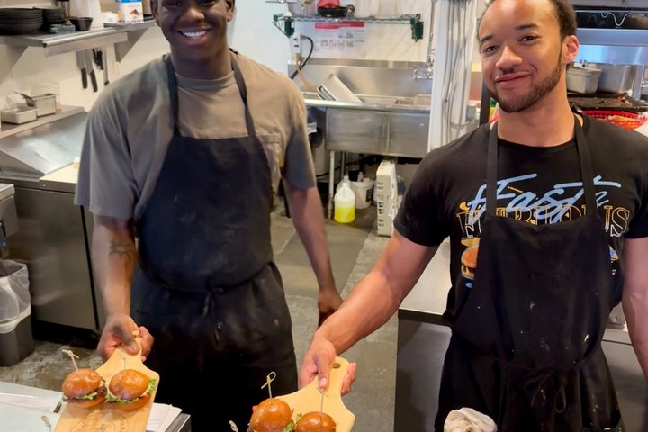 Un tour gastronómico guiado a pie en Kelowna, Canadá, con cocina local y sitios culturales, foto 45 | wizardtrip