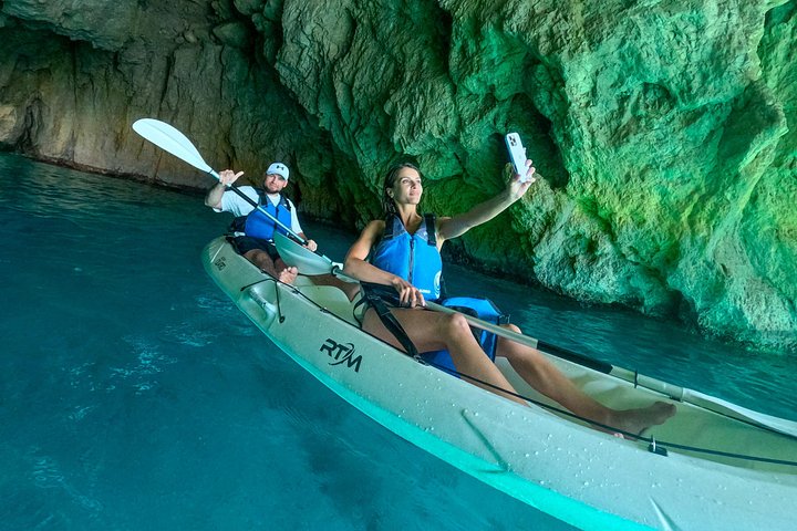 Kajaktur på Capri: Udforsk Grotter og Strande med Inkluderede Fotos | wizardtrip
