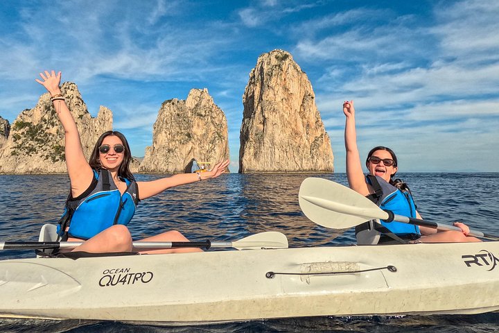 Tour in kayak alla scoperta delle grotte marine, spiagge e calette di Capri con splendidi panorami costieri, foto 6 | wizardtrip