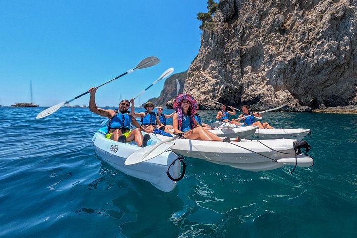 Tour in kayak alla scoperta delle grotte marine, spiagge e calette di Capri con splendidi panorami costieri, foto 7 | wizardtrip