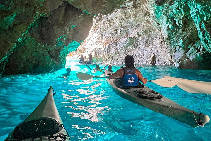 Tour in kayak alla scoperta delle grotte marine, spiagge e calette di Capri con splendidi panorami costieri, foto 8 | wizardtrip
