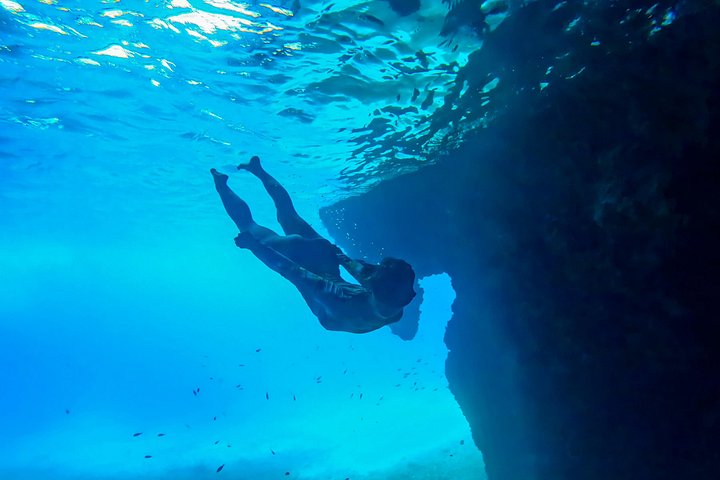 Tour in kayak alla scoperta delle grotte marine, spiagge e calette di Capri con splendidi panorami costieri, foto 11 | wizardtrip