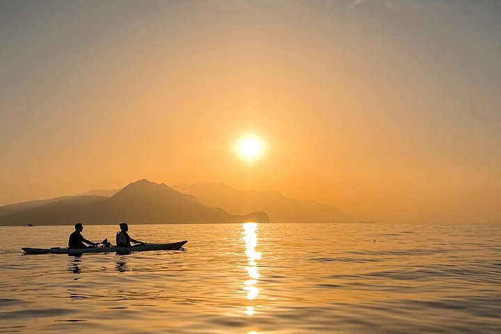 Tour in kayak alla scoperta delle grotte marine, spiagge e calette di Capri con splendidi panorami costieri, foto 13 | wizardtrip