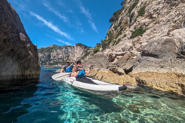 Tour in kayak alla scoperta delle grotte marine, spiagge e calette di Capri con splendidi panorami costieri, foto 16 | wizardtrip