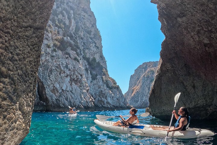 Tour in kayak alla scoperta delle grotte marine, spiagge e calette di Capri con splendidi panorami costieri, foto 24 | wizardtrip