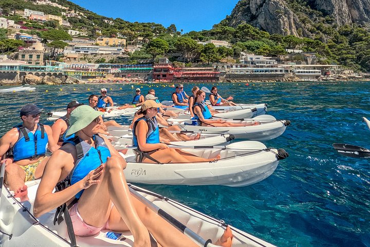 Tour in kayak alla scoperta delle grotte marine, spiagge e calette di Capri con splendidi panorami costieri, foto 27 | wizardtrip