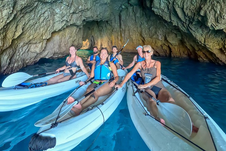 Tour in kayak alla scoperta delle grotte marine, spiagge e calette di Capri con splendidi panorami costieri, foto 28 | wizardtrip
