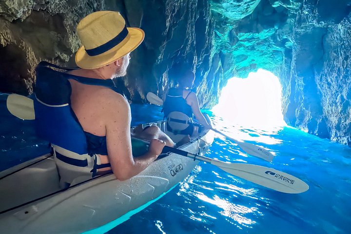 Tour in kayak alla scoperta delle grotte marine, spiagge e calette di Capri con splendidi panorami costieri, foto 29 | wizardtrip