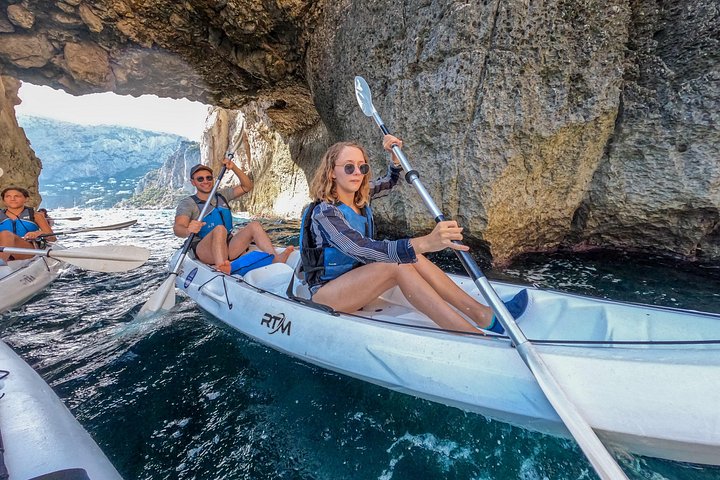 Tour in kayak alla scoperta delle grotte marine, spiagge e calette di Capri con splendidi panorami costieri, foto 30 | wizardtrip