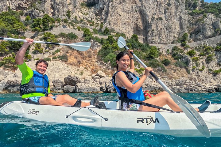 Tour in kayak alla scoperta delle grotte marine, spiagge e calette di Capri con splendidi panorami costieri, foto 31 | wizardtrip